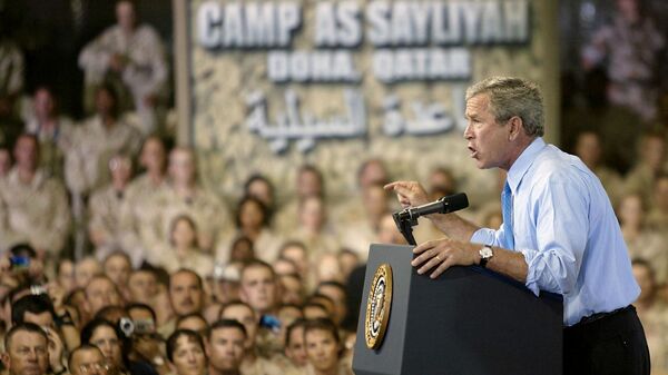 الرئيس الأمريكي الأسبق جورج دبليو بوش خلال زيارة لمعسكر السيلية في قطر عام 2003 خلال حرب العراق - سبوتنيك عربي