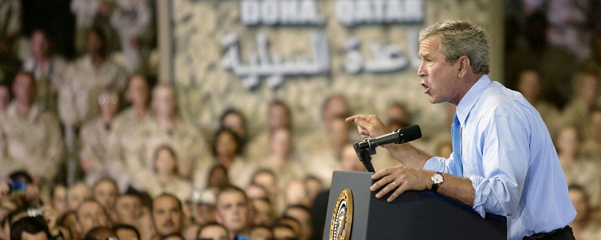 الرئيس الأمريكي الأسبق جورج دبليو بوش خلال زيارة لمعسكر السيلية في قطر عام 2003 خلال حرب العراق - سبوتنيك عربي, 1920, 20.03.2022