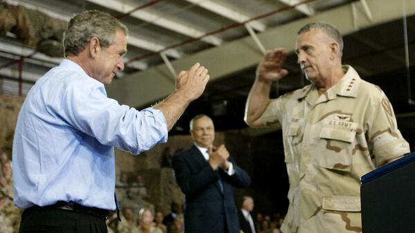 الرئيس الأمريكي الأسبق جورج دبليو بوش خلال زيارة لمعسكر السيلية في قطر عام 2003  ومعه الجنرال تومي فرانكس قائد القيادة المركزية الأمريكية خلال حرب العراق - سبوتنيك عربي