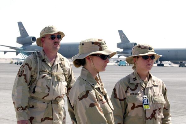 جنود أمريكيون يقفون بجانب طائرة التزود بالوقود كيه سي 135 في قاعدة العديد الجوية في قطر - سبوتنيك عربي