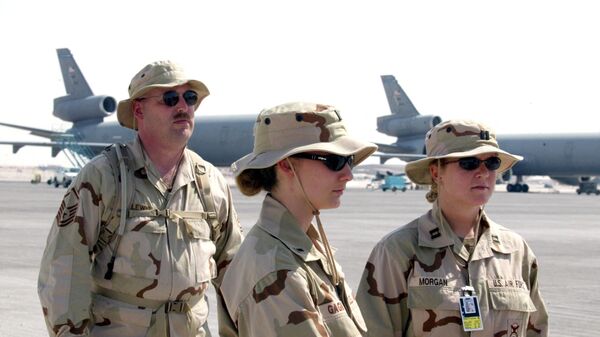 جنود أمريكيون يقفون بجانب طائرة التزود بالوقود كيه سي 135 في قاعدة العديد الجوية في قطر - سبوتنيك عربي