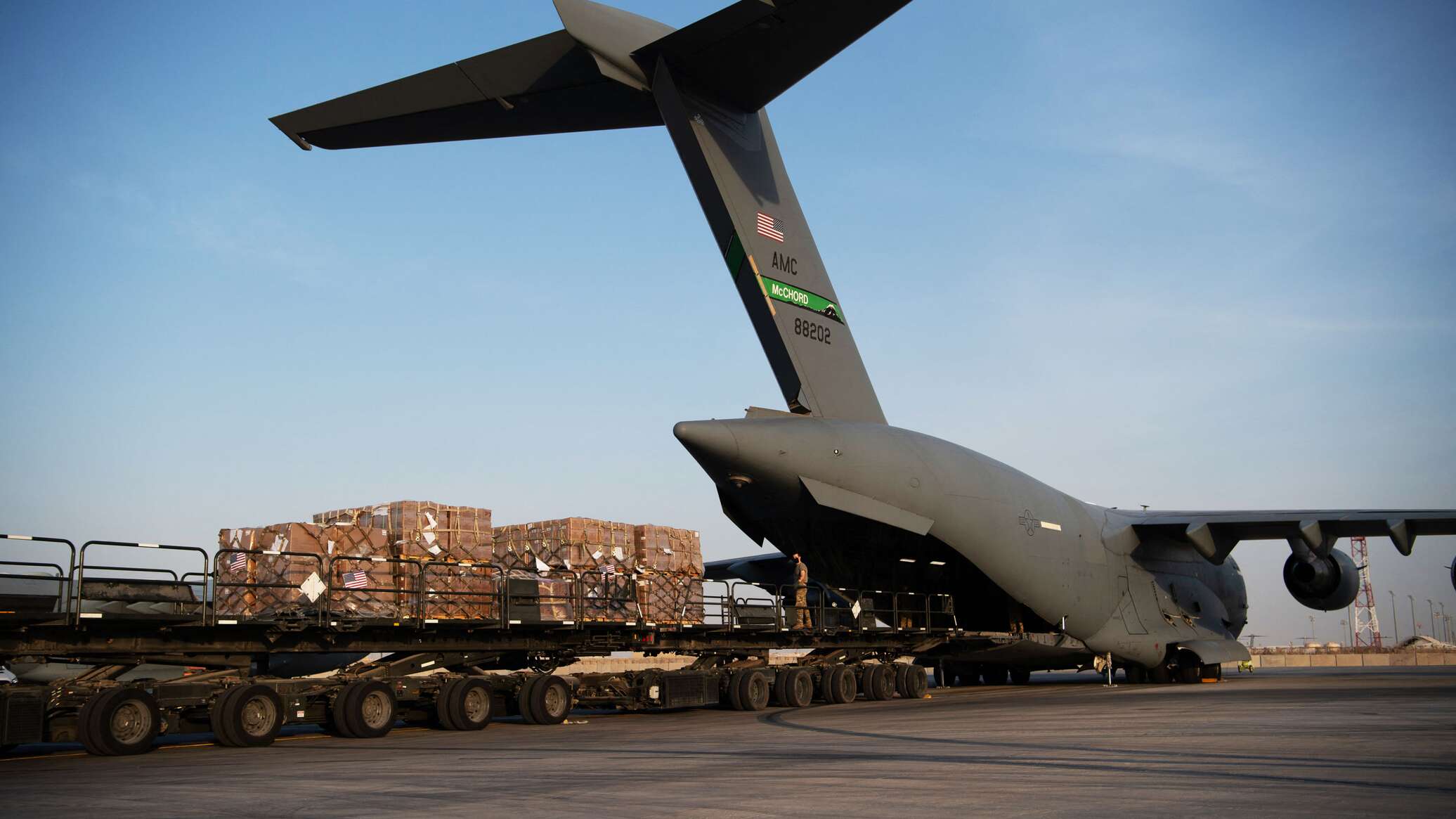 طائرة أمريكية محملة بمساعدات عسكرية تهبط في مطار نفاتيم بإسرائيل