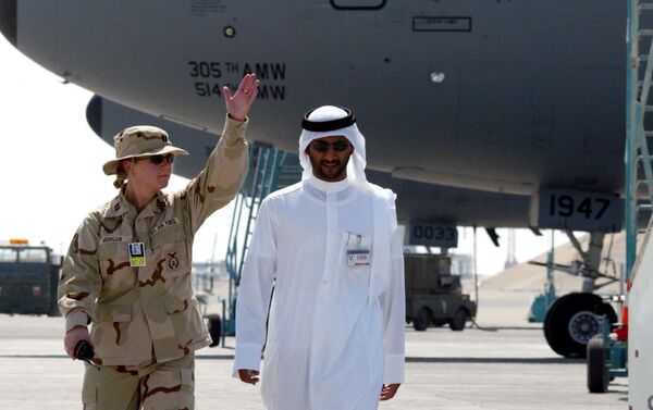 مسؤول قطري مع إحدى الجنود الأمريكية في قاعدة العديد الجوية في قطر - سبوتنيك عربي