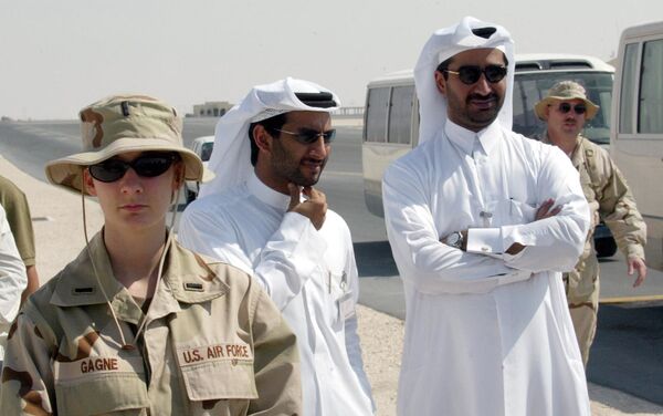 مسؤول قطري مع إحدى الجنود الأمريكية في قاعدة العديد الجوية في قطر - سبوتنيك عربي