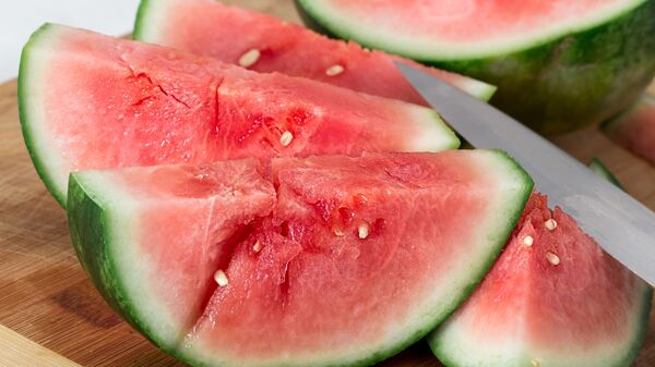 ثمار البطيخ مقطعة بالسكين  - سبوتنيك عربي