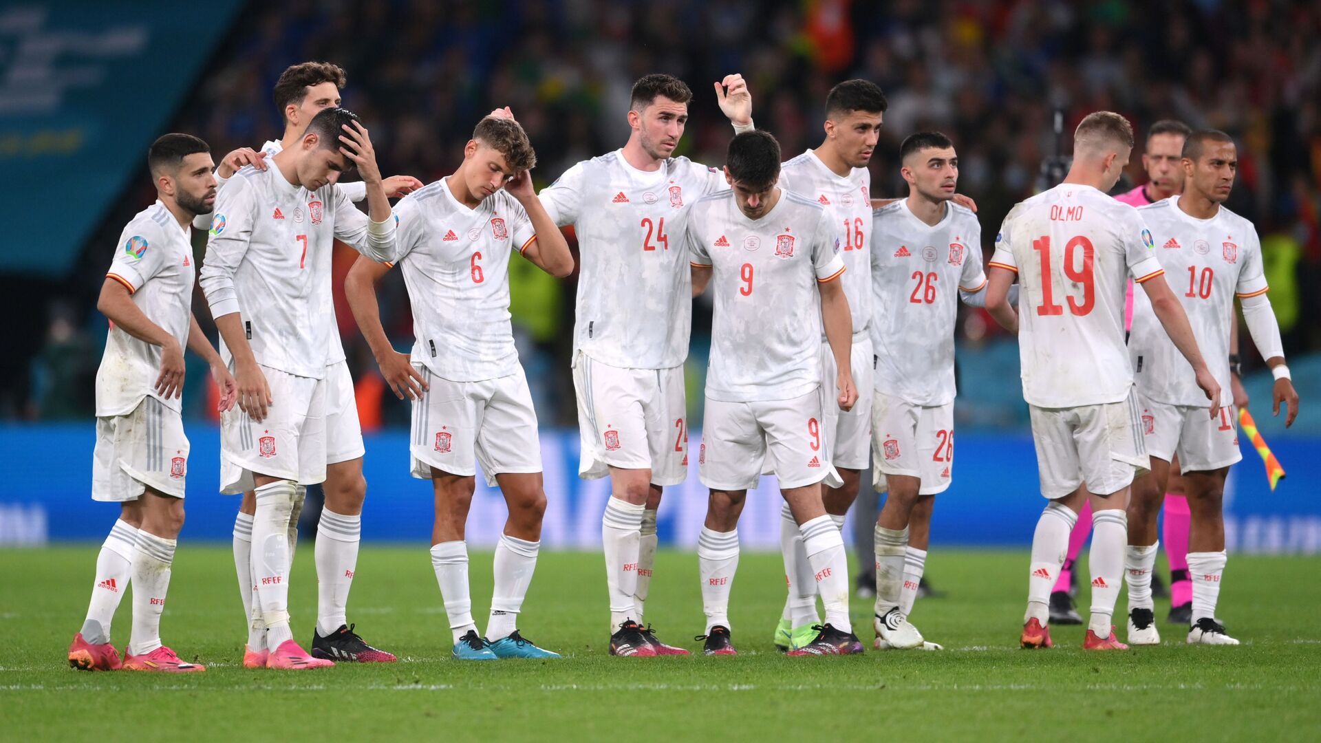 منتخب إسبانيا بعد خسارته بركلات الترجيح من إيطاليا في نصف نهائي يورو 2020 - سبوتنيك عربي, 1920, 30.09.2021