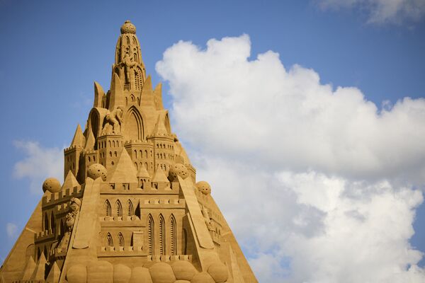 أطول تمثال مصنوع من الرمل في بلوخوس، الدنمارك 7 يوليو 2021 - سبوتنيك عربي