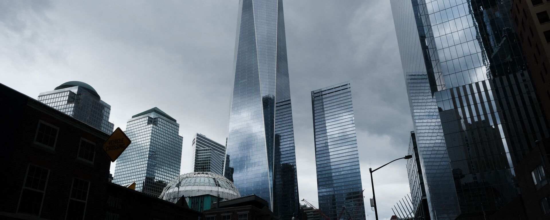 مدينة نيويورك الأمريكية ومشهد لأحد برجي التجارة العالمي الذي أصبح شبه خال بسبب العمل من المنزل - سبوتنيك عربي, 1920, 13.07.2021