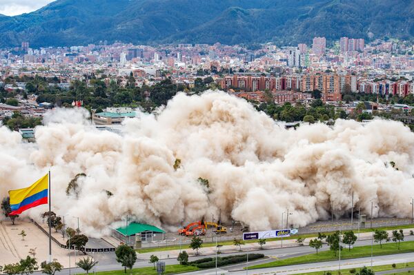 هدم مبنى قديم تابع لوزارة الدفاع الكولومبية في انفجار داخلي خاضع للرقابة في بوغوتا، كولومبيا، 4 يوليو 2021 - سبوتنيك عربي