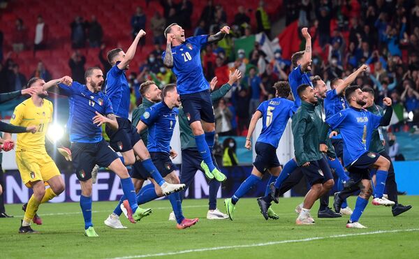 لاعبو المنتخب الإيطالي بعد انتهاء سلسلة ركلات الجزاء الترجيحية والفوز على المنتخب الإسباني، ويتأهلون بذلك إلى نهائي يورو 2021، ملعب ويمبلي في لندن، إنجلترا 6 يوليو 2021 - سبوتنيك عربي