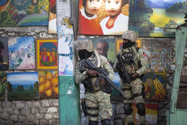 الجنود يراقبون الوضع في شوارع مدينة هايتي بعد اغتيال الرئيس جوفينيل مويس، بورت أو برنس، 7 يوليو 2021 - سبوتنيك عربي