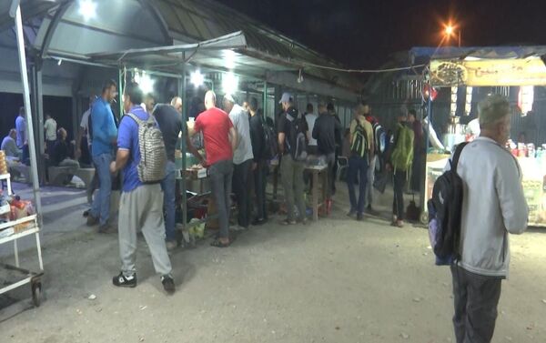 عمال فلسطينيون على المعابر الإسرائيلية إجراءات متعددة من أجل الحصول على تصريح دخول  - سبوتنيك عربي