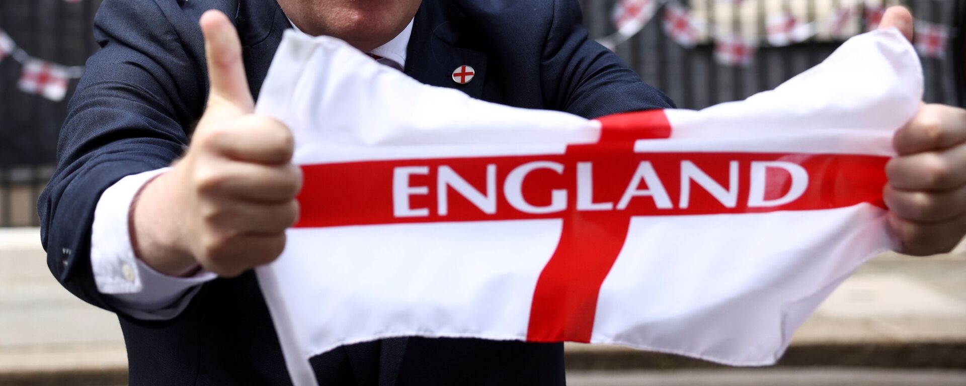 رئيس وزراء بريطانيا، بوريس جونسون، يحمل علم بلاده قبل نهائي بطولة أمم أوروبا يورو 2020 لكرة القدم - سبوتنيك عربي, 1920, 30.11.2021
