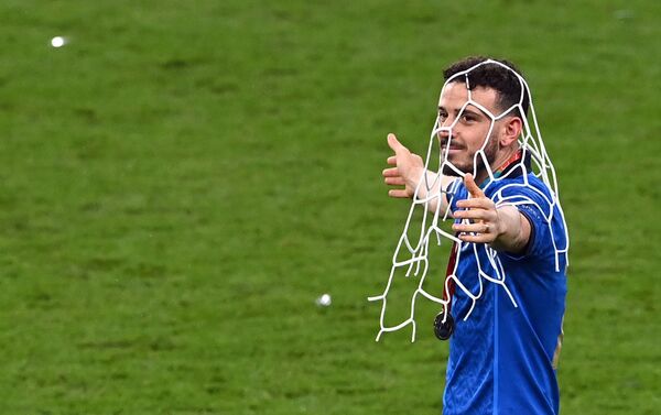 أليساندرو فلورينزي بعد فوز المنتخب الإيطالي بكأس بطولة أمم أوروبا يورو 2020 يصل روما، إيطاليا 11 يوليو 2021 - سبوتنيك عربي