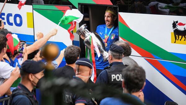المنتخب الإيطالي بعد الفوز بكأس بطولة أمم أوروبا يورو 2020 يصل روما، إيطاليا 12 يوليو 2021 - سبوتنيك عربي