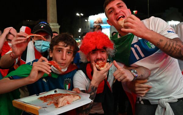 مشجعون إيطاليون يتناولون البيتزا - سبوتنيك عربي