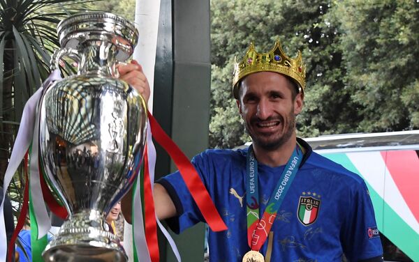كابتن المنتخب الإيطالي جورجيو كيلليني حاملا كأس بطولة يورو 2020 بعد وصوله إلى روما، إيطاليا 12 يوليو 2021 - سبوتنيك عربي