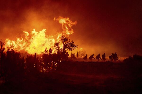 مكافحة حريق شوغار فاير، جزء من حريق بيكورث كومبليكس فاير في دويل، ولاية كاليفورنيا، 9 يوليو 2021 - سبوتنيك عربي