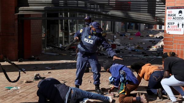  قوات الدفاع الوطني تنتشر في شوارع جوهانسبرغ بعد انتشار أعمال العنف في أعقاب تنفيذ الحكم بالسجن على الرئيس السابق جاكوب زوما، جنوب أفريقيا، 12 يوليو 2021 - سبوتنيك عربي