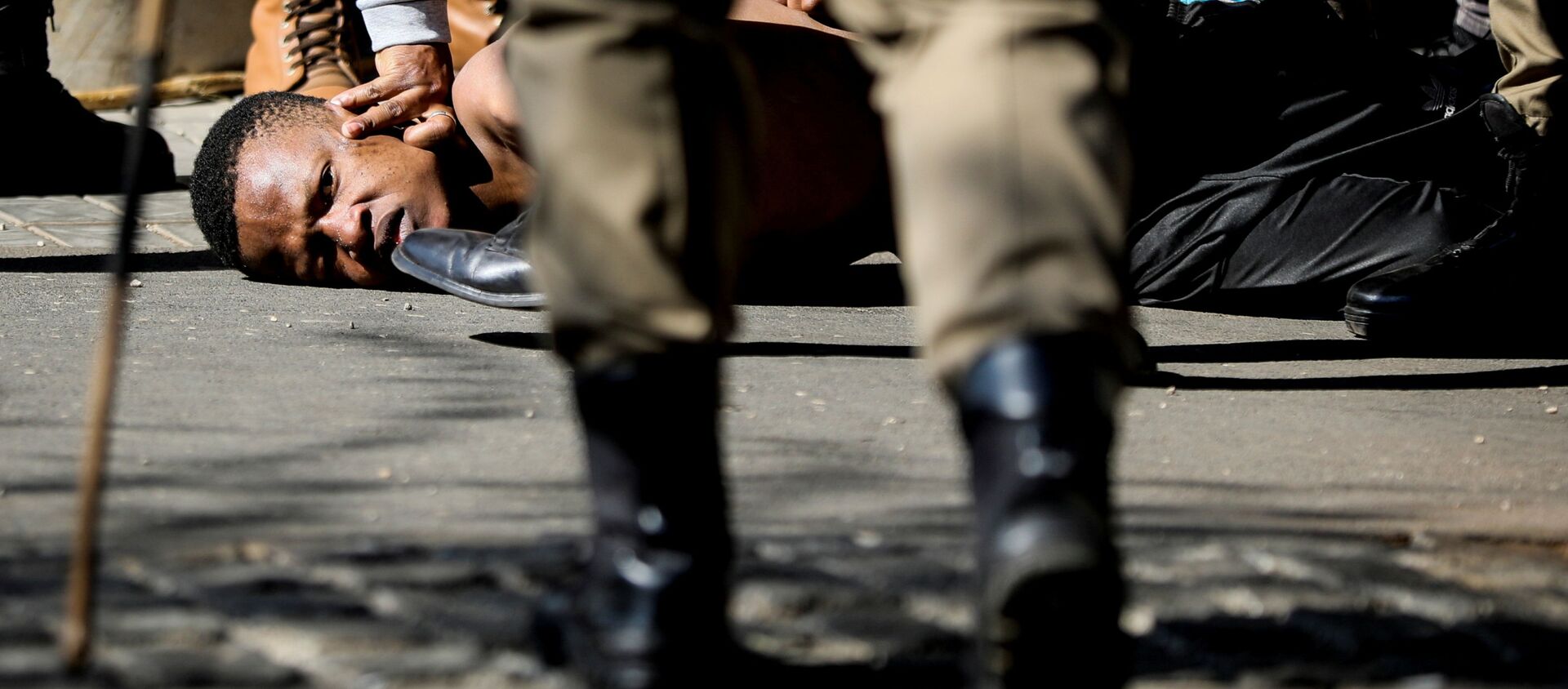  قوات الدفاع الوطني تنتشر في شوارع جوهانسبرغ بعد انتشار أعمال العنف في أعقاب تنفيذ الحكم بالسجن على الرئيس السابق جاكوب زوما، جنوب أفريقيا، 11 يوليو 2021 - سبوتنيك عربي, 1920, 28.07.2021