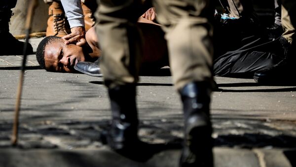  قوات الدفاع الوطني تنتشر في شوارع جوهانسبرغ بعد انتشار أعمال العنف في أعقاب تنفيذ الحكم بالسجن على الرئيس السابق جاكوب زوما، جنوب أفريقيا، 11 يوليو 2021 - سبوتنيك عربي