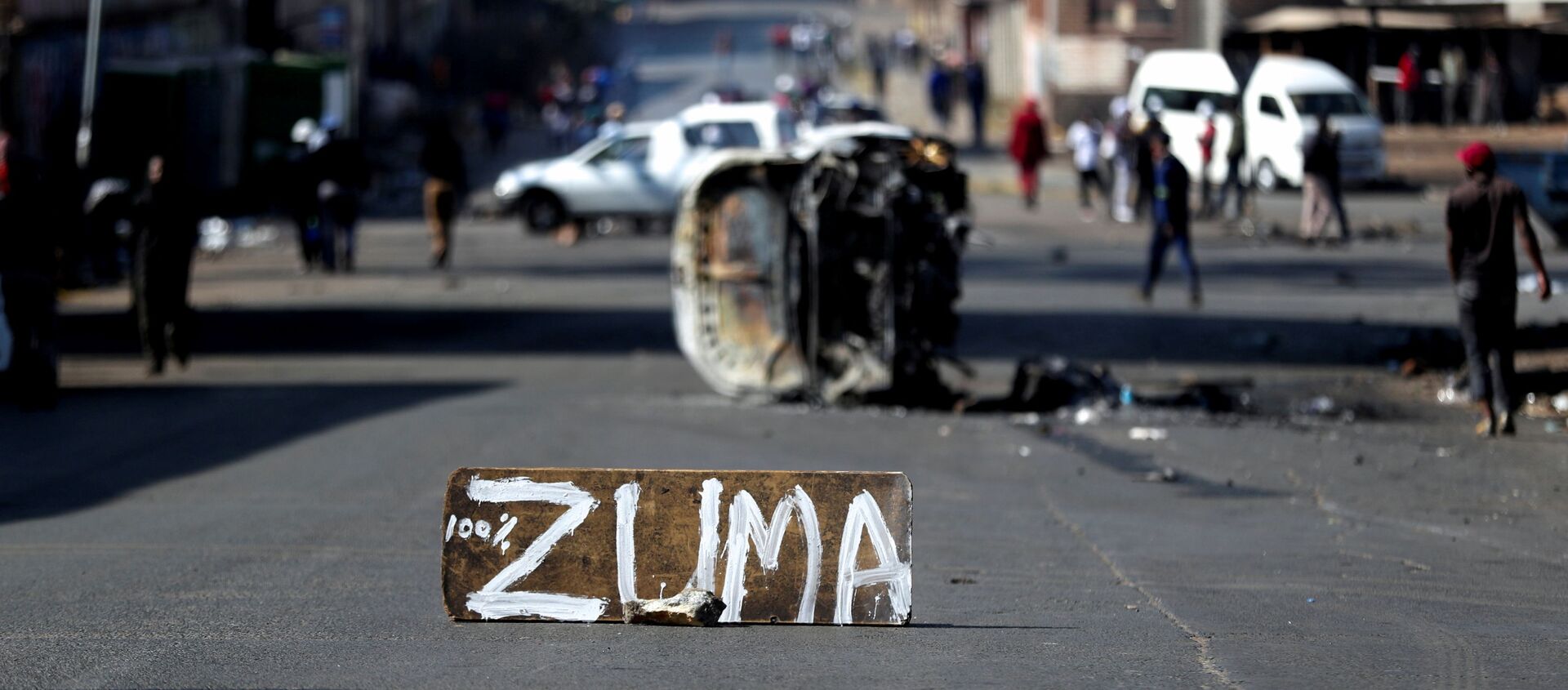  قوات الدفاع الوطني تنتشر في شوارع جوهانسبرغ بعد انتشار أعمال العنف في أعقاب تنفيذ الحكم بالسجن على الرئيس السابق جاكوب زوما، جنوب أفريقيا، 11 يوليو 2021 - سبوتنيك عربي, 1920, 14.07.2021