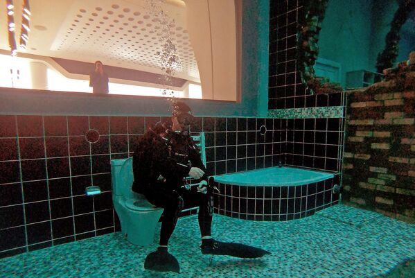 غطاس داخل أعمق مسبح للغطس في العالم، ديب دايف دبي، يستكشف المدينة الغارقة، الإمارات العربية المتحدة، 10 يوليو 2021 - سبوتنيك عربي