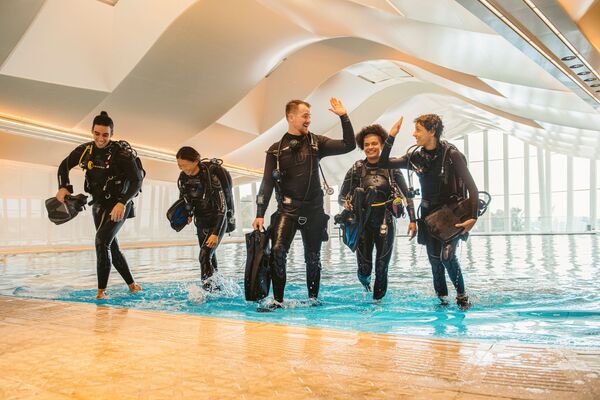 مجموعة من الغواصين بعد تفقدهم أعمق مسبح في العالم ديب دايف دبي في دبي، الإماارات العبية المتحدة يوليو 2021 - سبوتنيك عربي