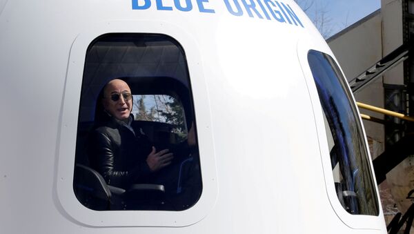 الملياردير الأمريكي، جيف بيزوس، داخل مركبته التي يستعد للانطلاق بها إلى الفضاء - سبوتنيك عربي