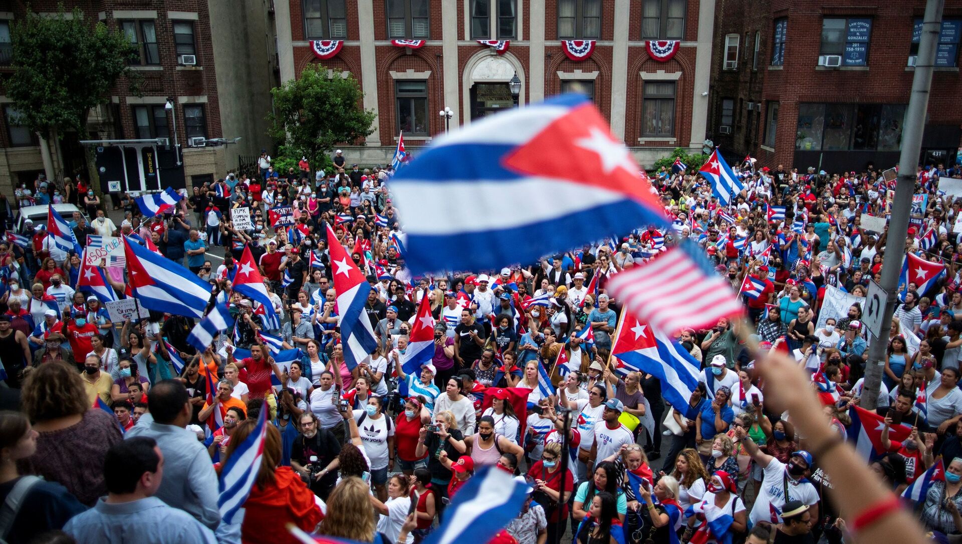أعضاء في الجالية الكوبية في الولايات المتحدة الأمريكية يدعمون الاحتجاجات في كوبا - سبوتنيك عربي, 1920, 14.07.2021