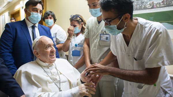 البابا فرانسيس بابا الفاتيكان مع الأطباء إثر إجراء عملية جراحية ناجحة داخل مستشفى جيميلي في روما - سبوتنيك عربي
