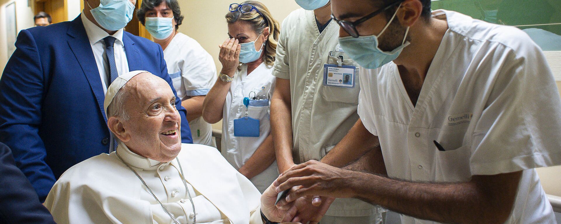 البابا فرانسيس بابا الفاتيكان مع الأطباء إثر إجراء عملية جراحية ناجحة داخل مستشفى جيميلي في روما - سبوتنيك عربي, 1920, 14.07.2021