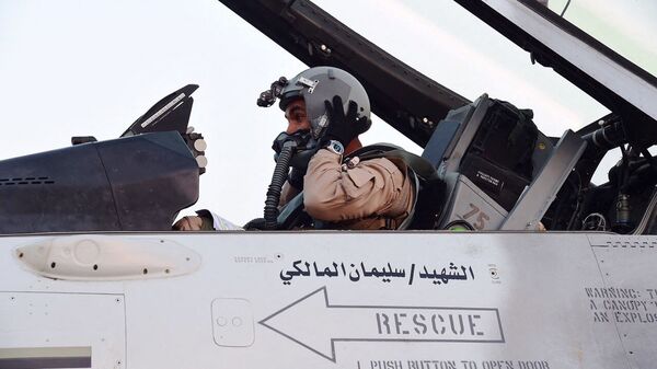 طيار تابع للقوات الجوية الإماراتية المشاركة في عاصفة الحزم ضمن التحالف العربي للحرب في اليمن - سبوتنيك عربي