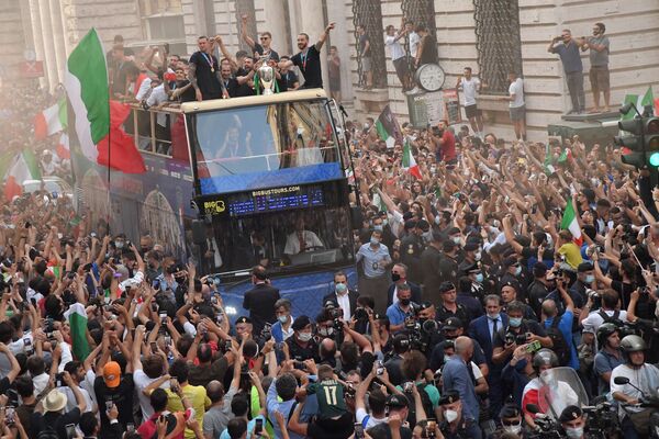 أهالي روما يستقبلوان ويحيون فريق المنتخب الإيطالي حاملاً كأس بطولة يورو 2020، إيطاليا 12 يوليو 2021 - سبوتنيك عربي