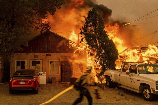 مكافحة حريق شوغار فاير، جزء من حريق بيكورث كومبليكس فاير في دويل، ولاية كاليفورنيا، 10 يوليو 2021 - سبوتنيك عربي
