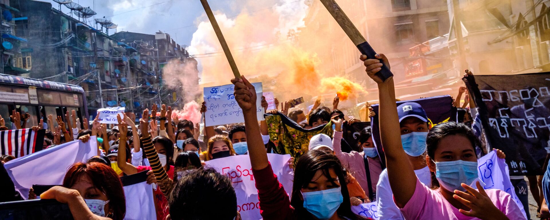 نساء يحملن المشاعل أثناء مظاهرة ضد الانقلاب العسكري في يانغون، ميانمار، 14 يوليو 2021 - سبوتنيك عربي, 1920, 26.07.2022