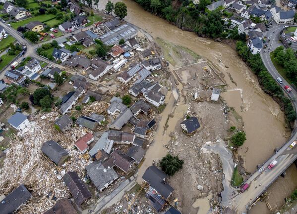 تداعيات فيضان هائل بالقرب من نهر آر في بلدة شولد، ألمانيا 15 يوليو 2021 - سبوتنيك عربي