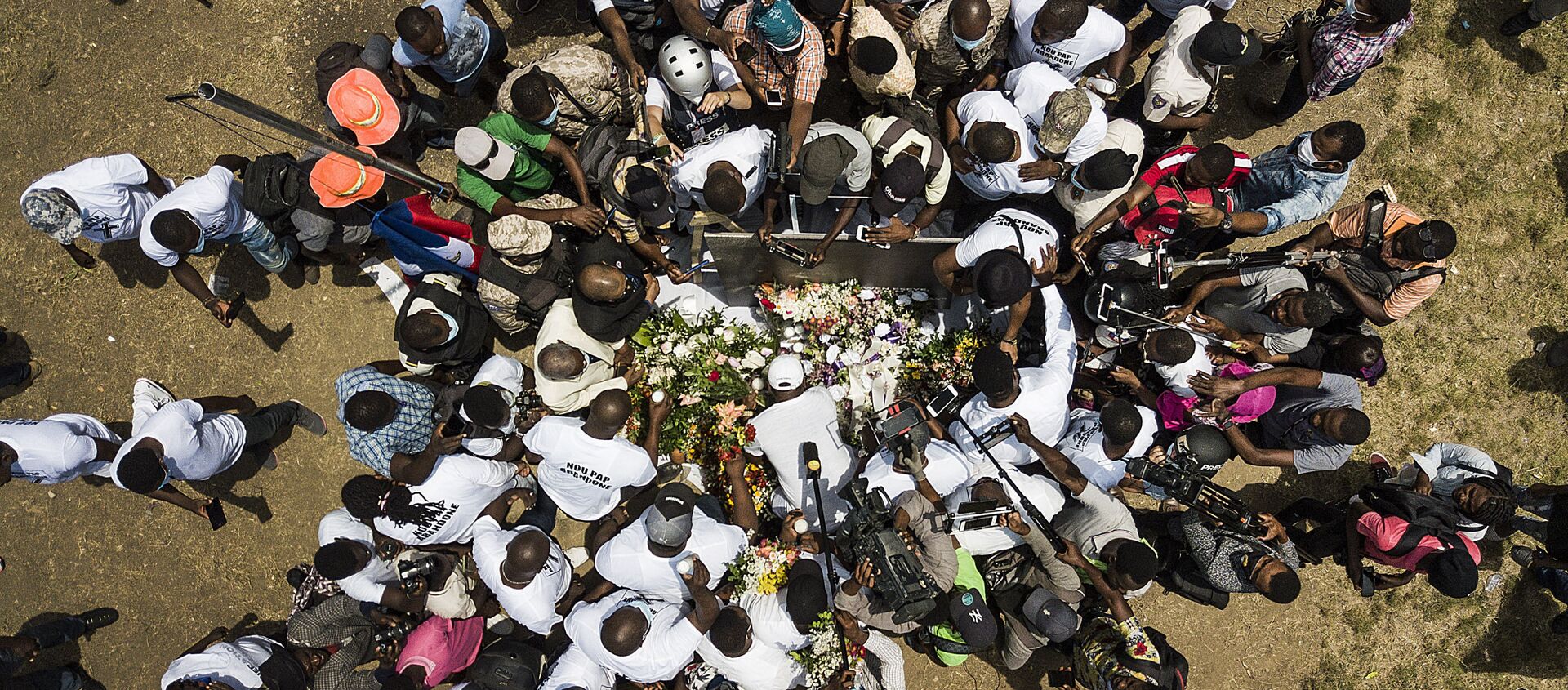 ممثلو وسائل الإعلام يتجمعون حول كفن الرئيس جوفينيل مويس الذي اغتيل في بورت أو برنس بتاريخ 7 يوليو، هايتي 14 يوليو 2021 - سبوتنيك عربي, 1920, 19.07.2021