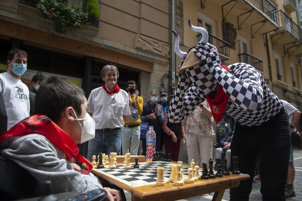 مواطنون يشاركون في شطرنج إستافيتا في بامبلونا الإسبانية، في إطار بطولة سباق الشطرنج، إسبانيا 14 يوليو 2021 - سبوتنيك عربي