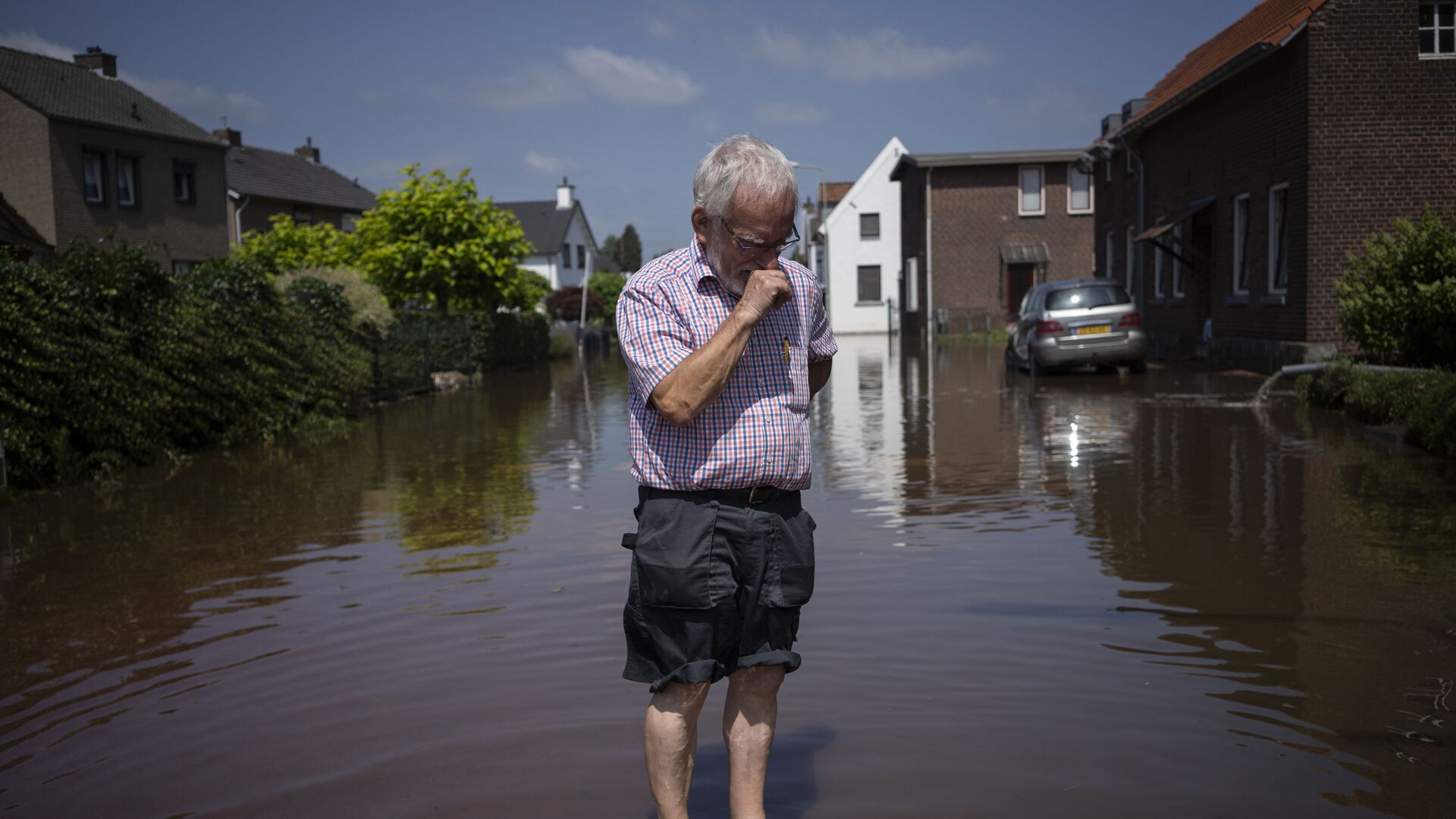رجل يقف وسط مياه الفيضانات في أحد شوارع بلدة بروميلين، هولندا 17 يوليو 2021 - سبوتنيك عربي, 1920, 21.07.2021