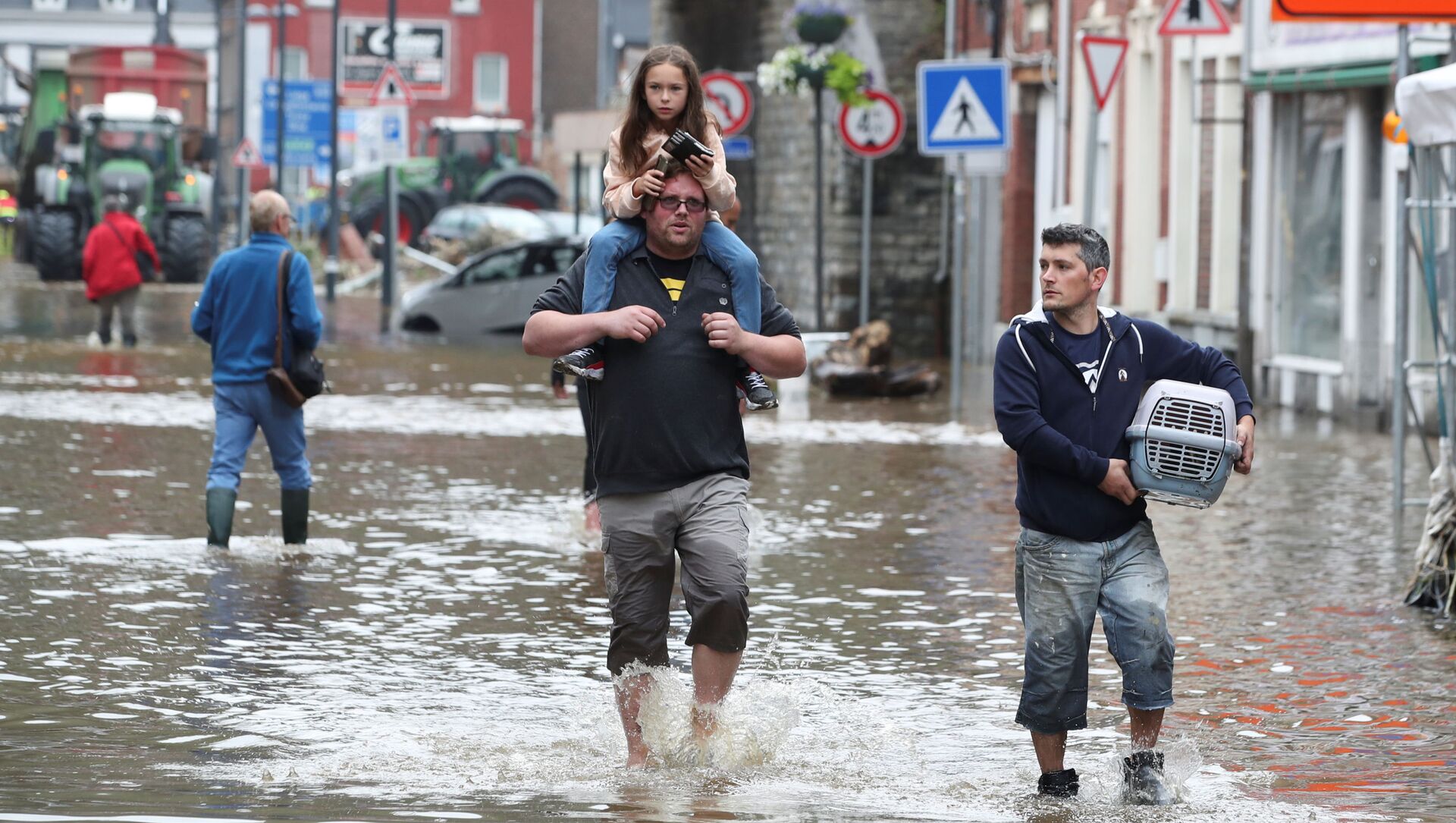 المواطنون يسيرون وسط الخراب الذي خلفته مياه الفيضانات في أحد شوارع بيبنستير، بلجيكا 16 يوليو 2021 - سبوتنيك عربي, 1920, 19.07.2021