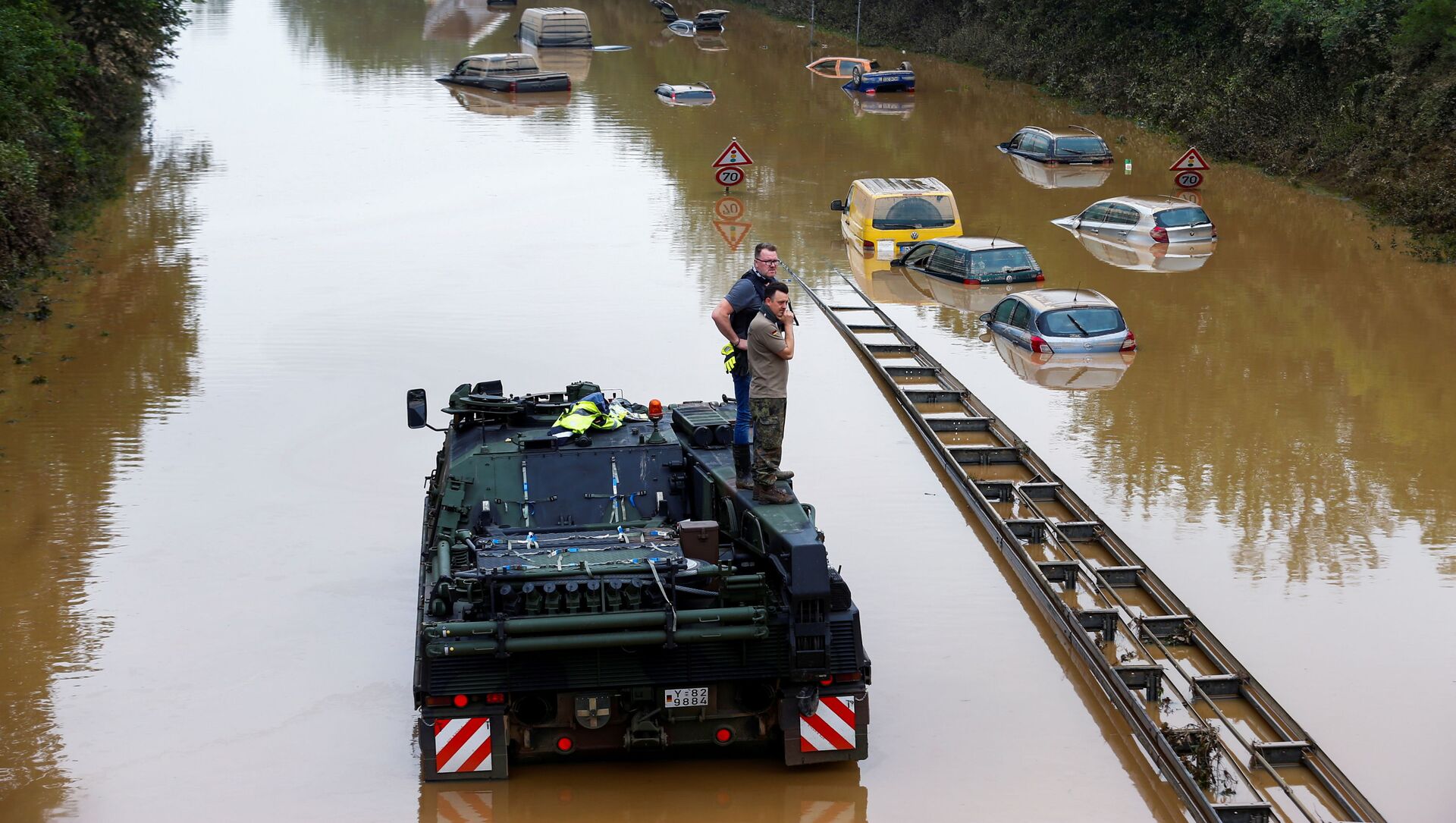 شرطي وعنصر من القوات المسلحة الألمانية يدرسون منطقة تضررت بمياه الفيضانات في إرفتشتات، ألمانيا 17 يوليو 2021 - سبوتنيك عربي, 1920, 24.07.2021
