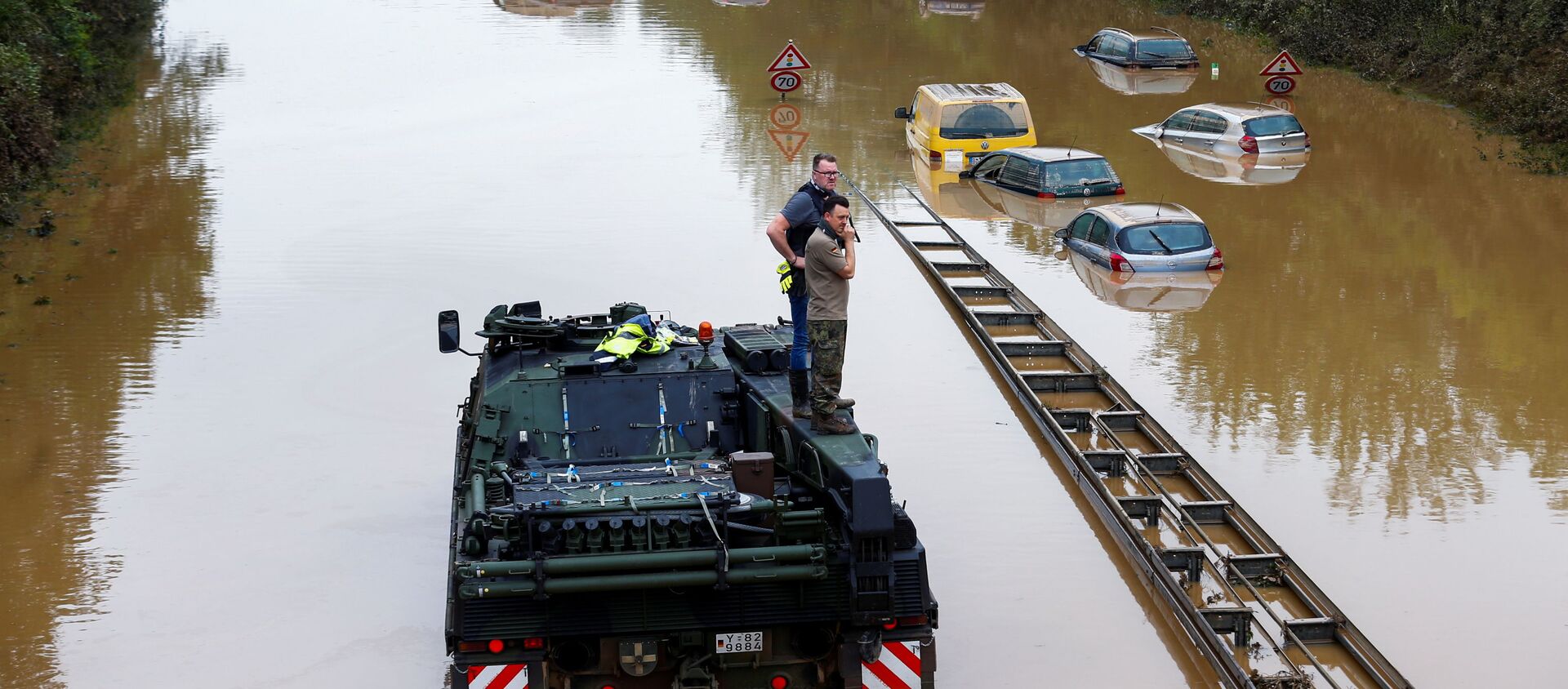 شرطي وعنصر من القوات المسلحة الألمانية يدرسون منطقة تضررت بمياه الفيضانات في إرفتشتات، ألمانيا 17 يوليو 2021 - سبوتنيك عربي, 1920, 24.07.2021