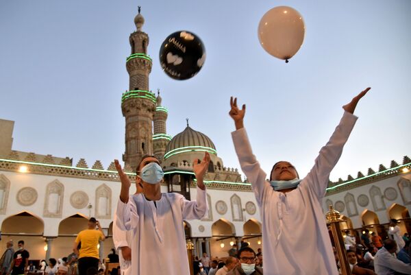 Дети играют с шариками во время празднования Курбан-Байрама в Каире  - سبوتنيك عربي