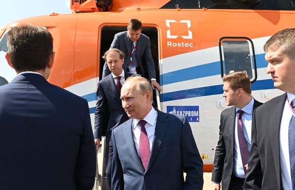الرئيس الروسي، فلاديمير بوتين، يشارك في مراسم افتتاح معرض الطيران والفضاء الدولي ماكس 2021 في مطار جوكوفسكي، ضواحي موسكو، روسيا 20 يوليو 2021 - سبوتنيك عربي