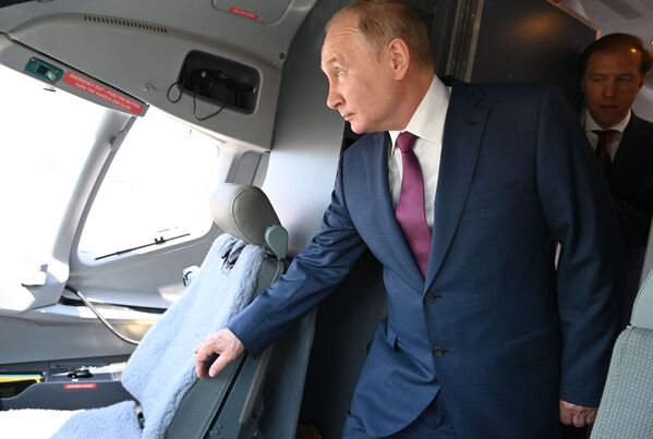 الرئيس الروسي، فلاديمير بوتين، في معرض الطيران والفضاء الدولي ماكس 2021 في مطار جوكوفسكي، ضواحي موسكو، روسيا 20 يوليو 2021 - سبوتنيك عربي