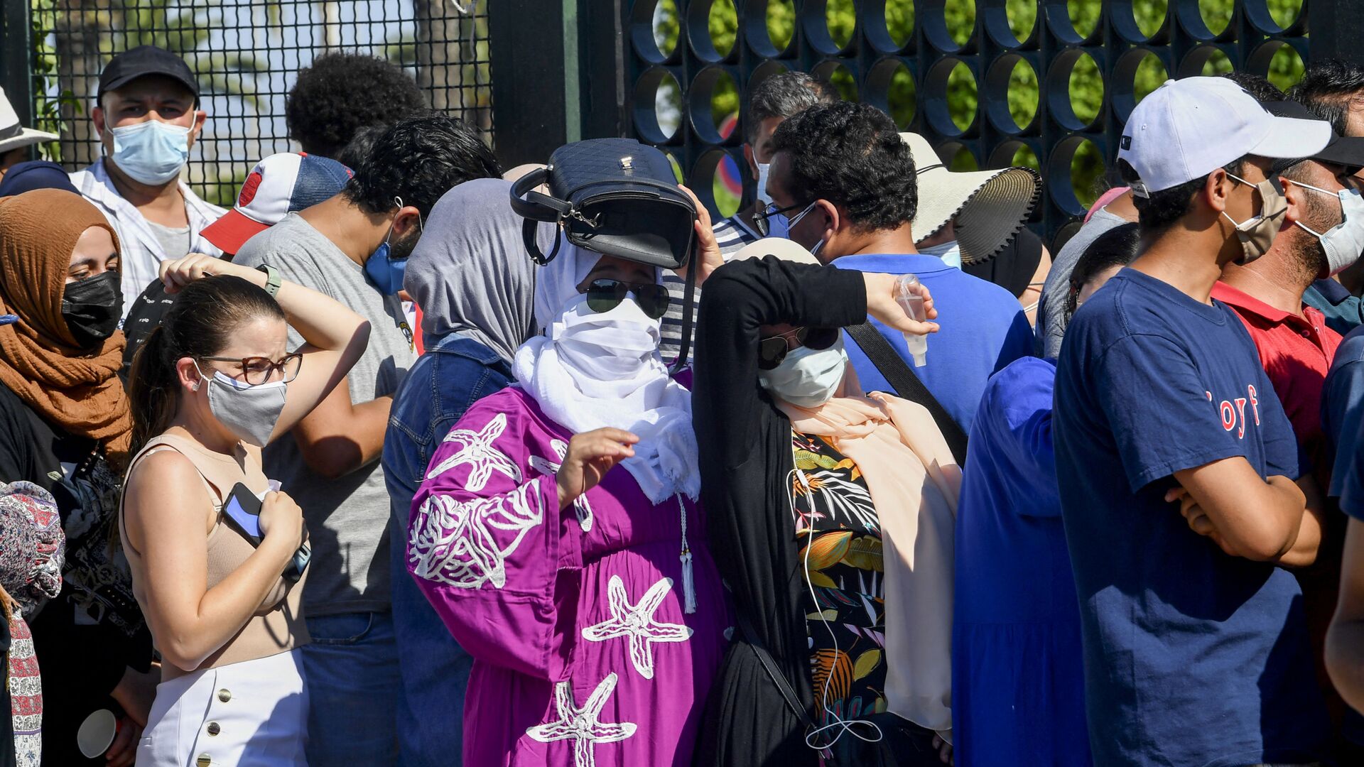 تونسيون ينتظرون تلقي اللقاح أمام أحد مراكز التطعيم بالعاصمة تونس 20 يوليو 2021 - سبوتنيك عربي, 1920, 14.09.2021