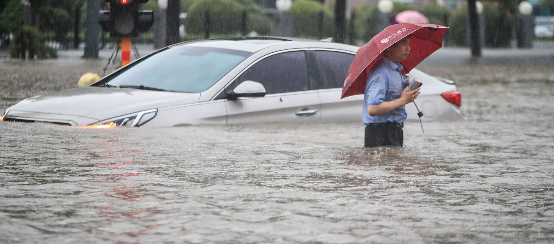 فيضانات هائلة تنجم عن أمطار غزيرة في تشنغتشو، وسط محافظة هينان، الصين 20 يوليو 2021 - سبوتنيك عربي, 1920, 23.07.2021