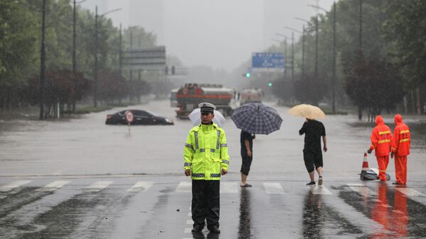 فيضانات هائلة تنجم عن أمطار غزيرة في تشنغتشو، وسط محافظة هينان، الصين 20 يوليو 2021 - سبوتنيك عربي