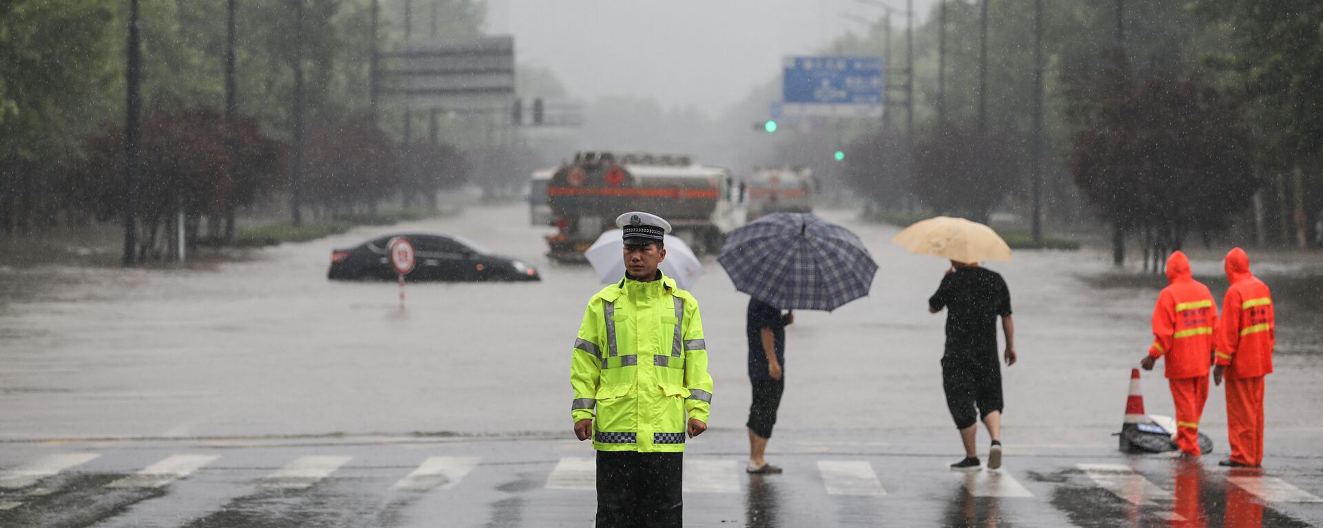 فيضانات هائلة تنجم عن أمطار غزيرة في تشنغتشو، وسط محافظة هينان، الصين 20 يوليو 2021 - سبوتنيك عربي, 1920, 24.07.2021